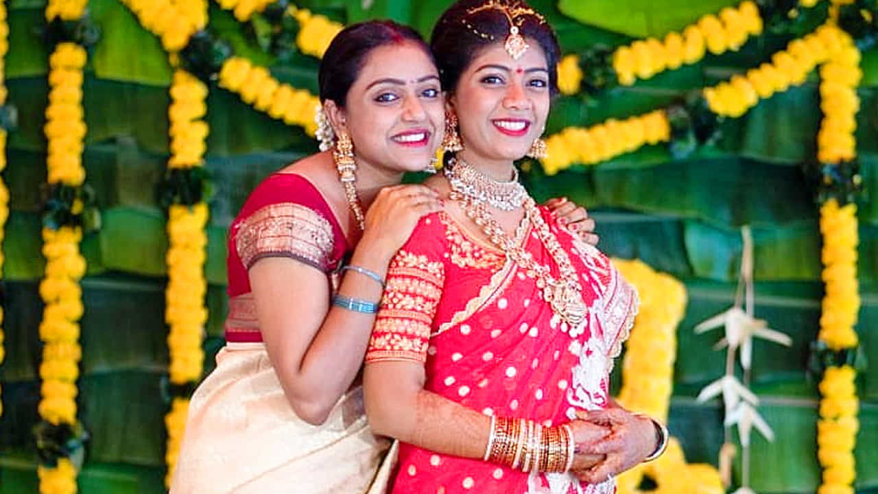 ఇక వితిక ఇటీవల వంద మంది చిన్నారులకు స్వయంగా గుత్తి వంకాయ కూర బిర్యానీ వండి వడ్డించిన సంగతి తెలిసిందే. ప్రస్తుతం ఈ వీడియో కూడా నెటిజన్లు ఆకట్టుకుంటోంది.