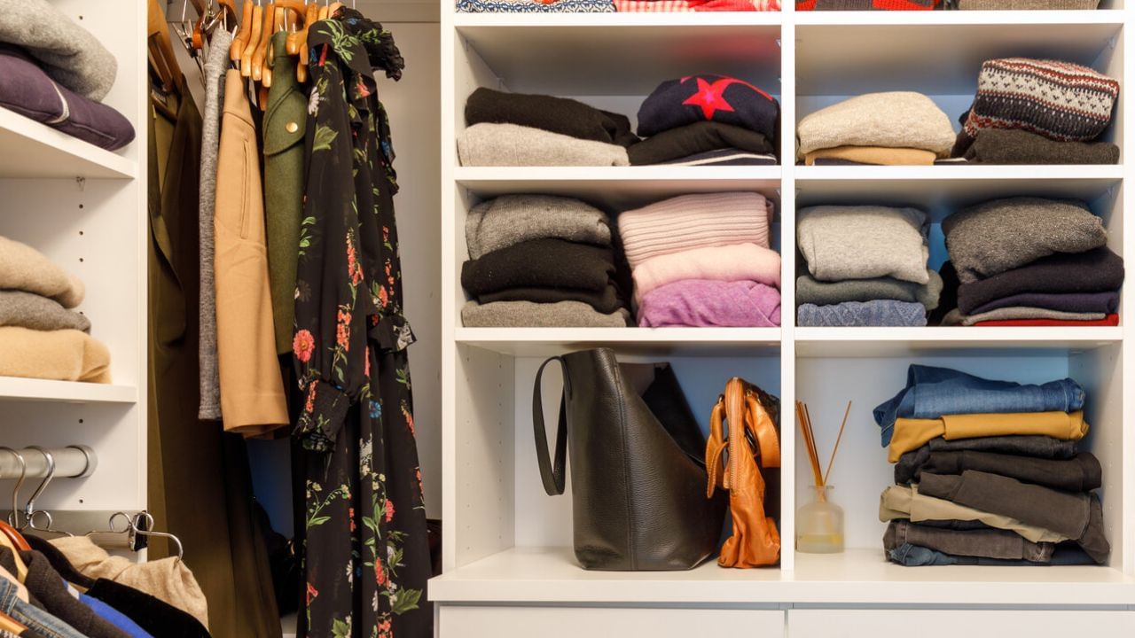 ఇంట్లో అలమరాలను ఎప్పుడూ తెరిచి ఉంచకూడదు. ఎందుకంటే వాస్తు ప్రకారం అలమరా తెరిచి ఉంచడం వల్ల ఆర్థిక ఇబ్బందులు పెరిగే అవకాశం ఉంటుంది. లక్ష్మీదేవి అనుగ్రహం కావాలంటే ఇంట్లో ప్రతి వస్తువు చక్కగా అమర్చబడి ఉండాలి. ముఖ్యంగా డబ్బులు, ఆభరణాలు, ముఖ్యమైన పత్రాలను పెట్టే అలమరాలను మూసివేయడం తప్పనిసరి.