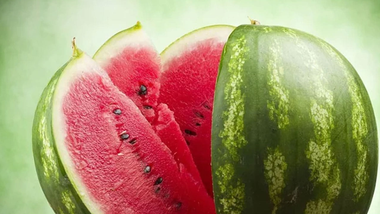 పుచ్చకాయను అధికంగా తీసుకోవడం వల్ల కాలేయంలో వాపు వస్తుంది. దీనివల్ల కాలేయం క్రమంగా బలహీనపడుతుంది. మద్యం సేవించే వ్యక్తులు దీని కారణంగా మరిన్ని సమస్యలను ఎదుర్కొంటారు. ఇది మాత్రమే కాదు డయాబెటిస్ సమస్య ఉన్నవారు పుచ్చకాయను పరిమిత పరిమాణంలో తినాలి. ఎందుకంటే ఇందులోని సహజ చక్కెర మీ బ్లడ్‌షుగర్‌ని పెంచుతుంది. 