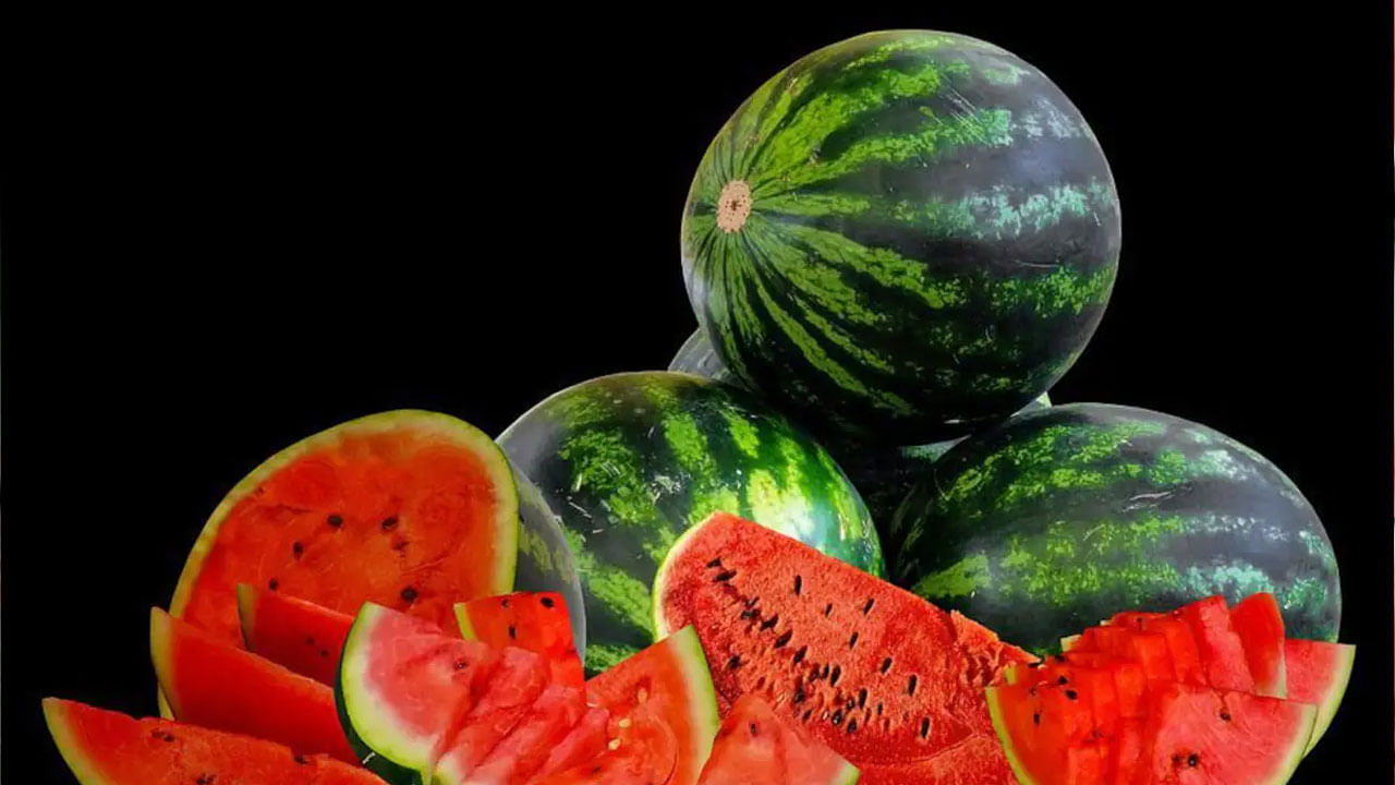 పుచ్చకాయలో దాదాపు 92 శాతం నీరు ఉంటుంది. ఇది బాడీని డీహైడ్రేషన్ నుంచి కాపాడుతుంది. ఇందులో విటమిన్ ఎ, సి కంటెంట్ చర్మ ఆరోగ్యాన్ని కాపాడుతుంది. దీని వల్ల మంచి ప్రకాశవంతమైన, అందమైన రంగుని ఇస్తుంది. విటమిన్ సి ఎక్కువగా ఉండే పుచ్చకాయని తింటే ఇమ్యూనిటీ పెరుగుతుంది.