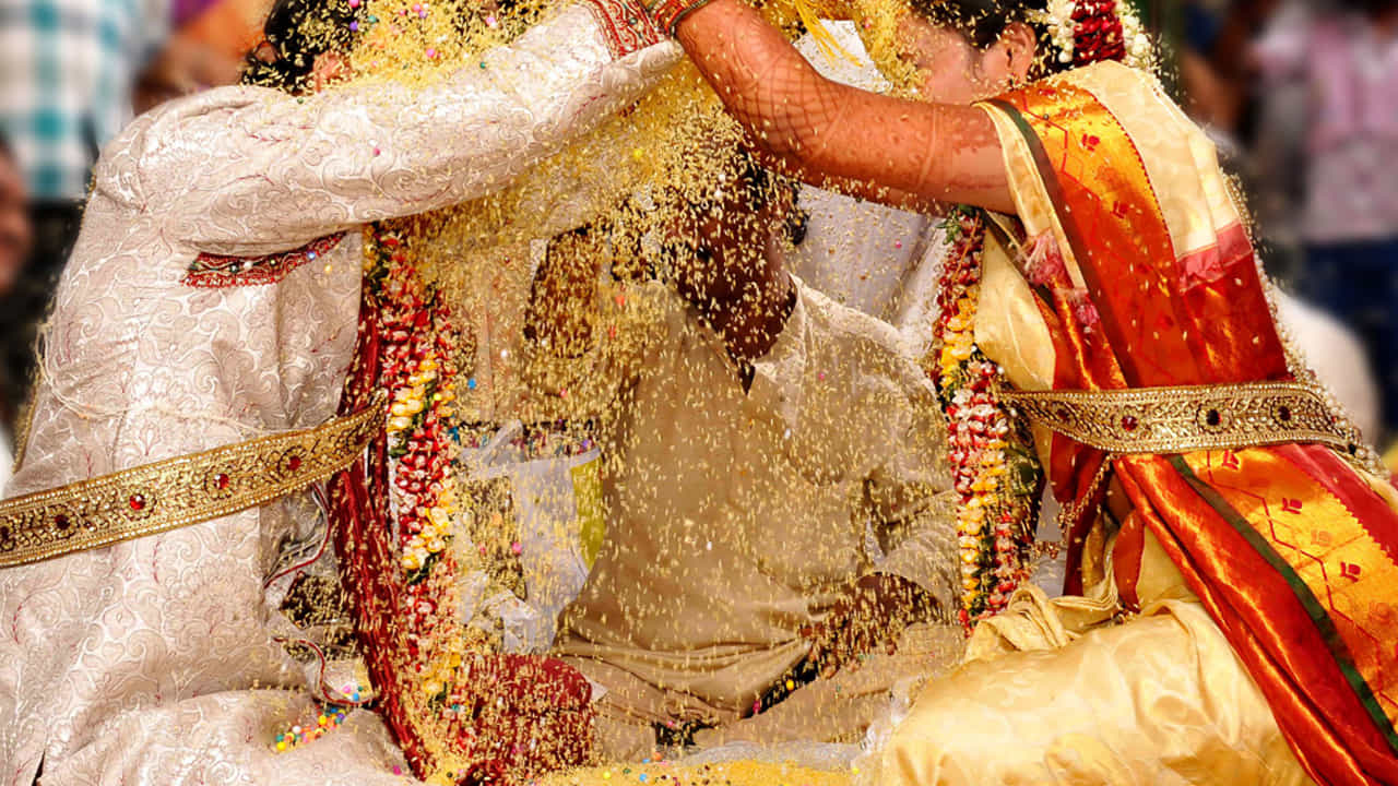 ఇలా ఒక ప్రత్యేకమైన సంప్రదాయం హిమాచల్ ప్రదేశ్లోని మణికరణ్ లోయలోని పిని గ్రామంలో నేటికీ కొనసాగుతోంది. ఈ సమయంలో వధూవరుల మధ్య ఎటువంటి సంభాషణ ఉండదు. ఈ గ్రామంలో శ్రావణ మాసంలో వివాహం జరిగిన స్త్రీ బట్టలు ధరించకూడదనే ప్రత్యేకమైన సంప్రదాయం పాటిస్తారు. ఈ సమయంలో వధువు పట్టు అనే ఉన్ని వస్త్రాన్ని ధరించడానికి అనుమతి ఉంది.