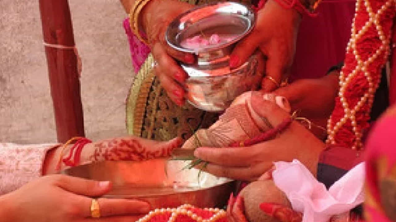 మణిపూర్లో న్గా థాబా ఒక ప్రత్యేకమైన ఆచారం : మణిపూర్లో న్గా థాబా అనేది ఒక ప్రత్యేకమైన ఆచారం. వివాహం క్రతువు న్గా థాబా ఆచారంతో ముగుస్తుంది. ఇక్కడ వధువు, వరుడి కుటుంబాలకు చెందిన మహిళలు రెండు చేపలను నీటిలోకి వదులుతారు