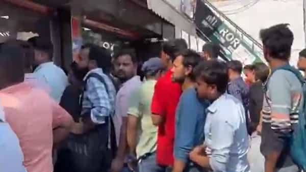 మద్యం ప్రియులకు పండుగలాంటి వార్త.. ఒకటి కొంటే మరొకటి ఫ్రీ.. ఎగబడ్డ జనం!