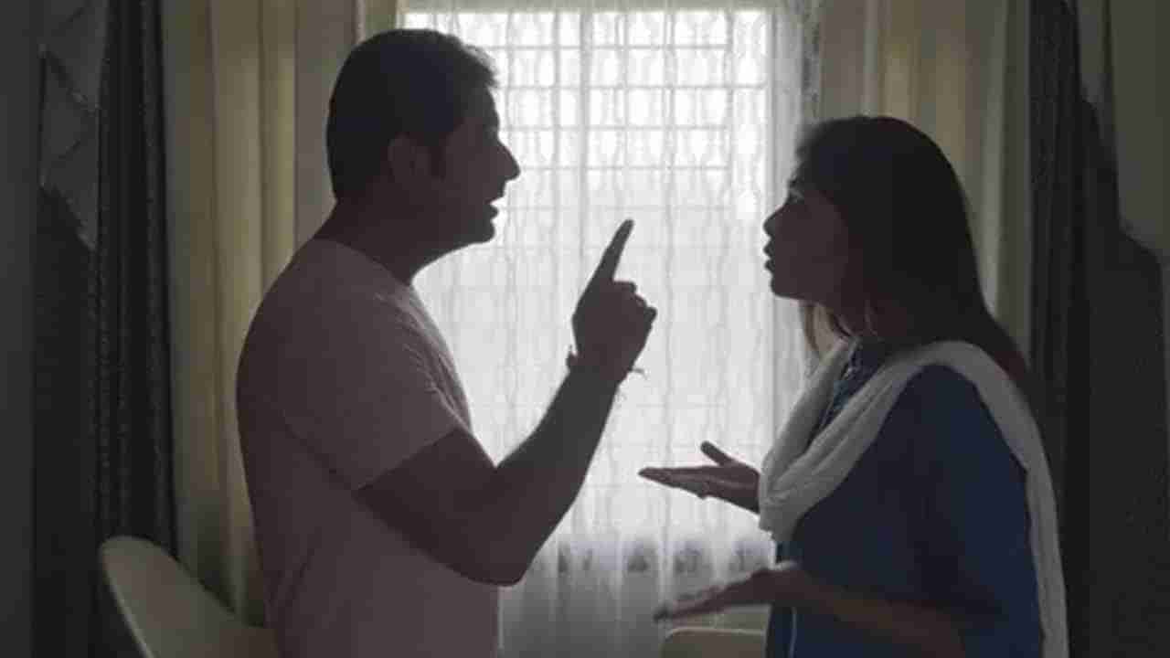 వీడెక్కడి మొగుడండీ బాబు.. ఇలాంటి డ్రెస్ మాత్రమే వేసుకోవాలంటూ భార్యకు టార్చర్..