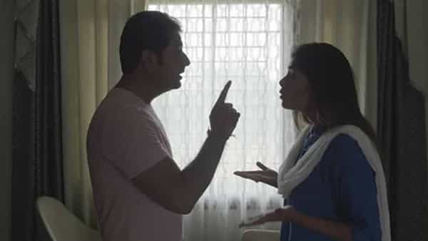 వీడెక్కడి మొగుడండీ బాబు.. ఇలాంటి డ్రెస్ మాత్రమే వేసుకోవాలంటూ భార్యకు టార్చర్..