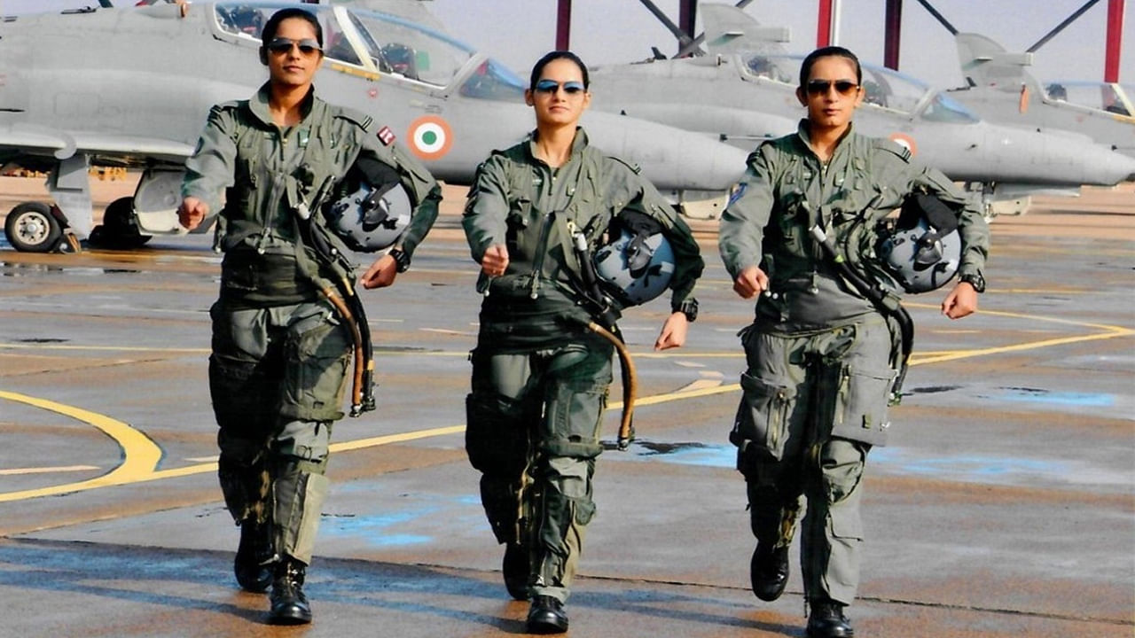 మర్చ్‌ 8న అంతర్జాతీయ మహిళా దినోత్సవం జరుపుకుంటారనే విషయం అందరికీ తెలిసిందే. ఈ ఏడాది ఉమెన్స్‌ డే సందర్భంగా "మహిళలు, అమ్మాయిలందరికీ హక్కులు, సమానత్వం, సాధికారత" అనే థీమ్‌ను ఎంచుకున్నారు. అయితే ఈ ప్రత్యేకమైన రోజున గతంలో వాళ్లు సాధించిన విషయాలను ఒకసారి స్మరించుకుంటే.. మహిళలంటే ఏంటో మరోసారి పురుషులకు బోధపడుతుంది. అలాగే మహిళలకు గతంలో తాము ఏం సాధించామో కూడా ఒకసారి తెలుస్తుంది. అందుకే భారత దేశానికి రక్షణగా నిలుస్తూ.. దేశాన్ని రక్షించే ఆడ సింహాల్లా.. భారత వైమానిక దళంలో చేరిన మొట్టమొదటి ముగ్గురు మహిళా ఫైటర్ పైలట్ల గురించి ఇప్పుడు తెలుసుకుందాం. గతేడాది అవని చతుర్వేది, భావన కాంత్, మోహనా సింగ్ ఇండియన్‌ ఎయిర్‌ ఫోర్స్‌లో ఫైటర్ పైలట్ శిక్షణ పొందిన మొదటి మహిళలుగా చరిత్ర సృష్టించారు.