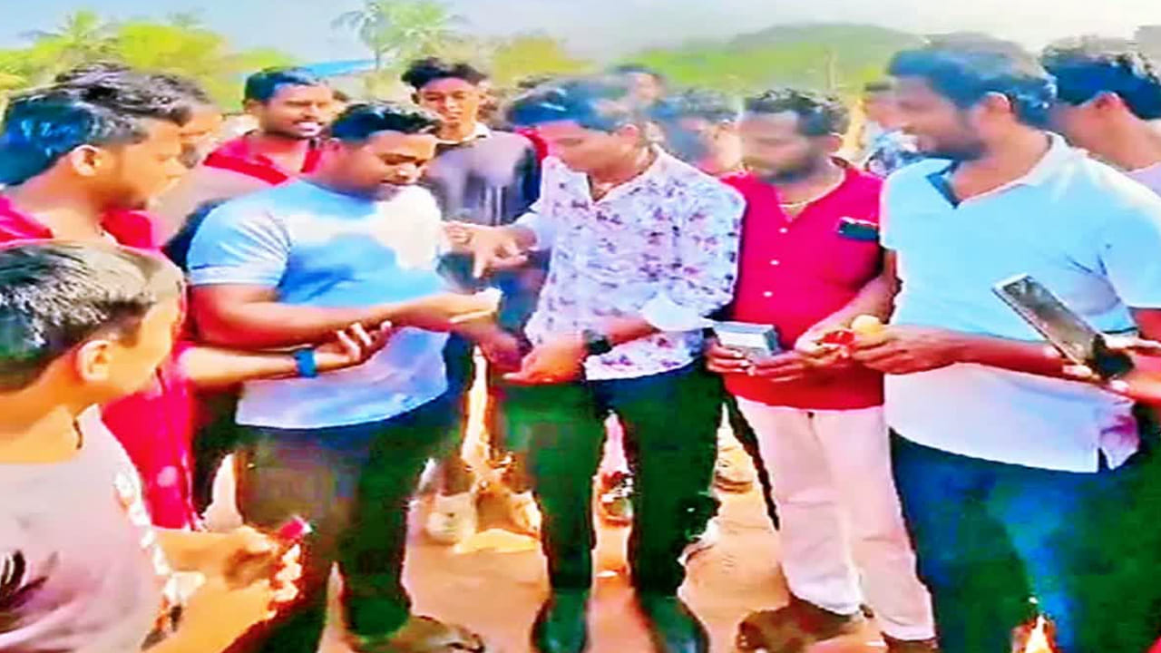 యూట్యూబర్ ఓవరాక్షన్.. గ్రౌండ్ మొత్తం తవ్వేసిన జనాలు.. చివరకు..