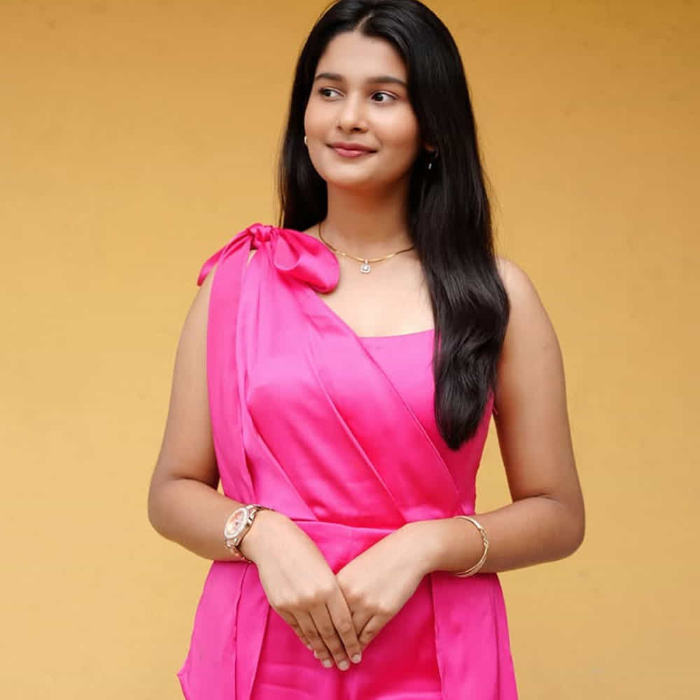 ప్రస్తుతం సోషల్ మీడియాలో చాలా యాక్టివ్ గా ఉంటుంది యువీనా. రెగ్యులర్ గా గ్లామర్ ఫోటోస్, ట్రెడిషనల్ పిక్స్ షేర్ చేస్తూ నెటిజన్లను ఆకట్టుకుంటుంది. తాజాగా ఈ అమ్మడు క్రేజీ ఫోటోస్ చూసి షాకవుతున్నారు నెటిజన్స్.
