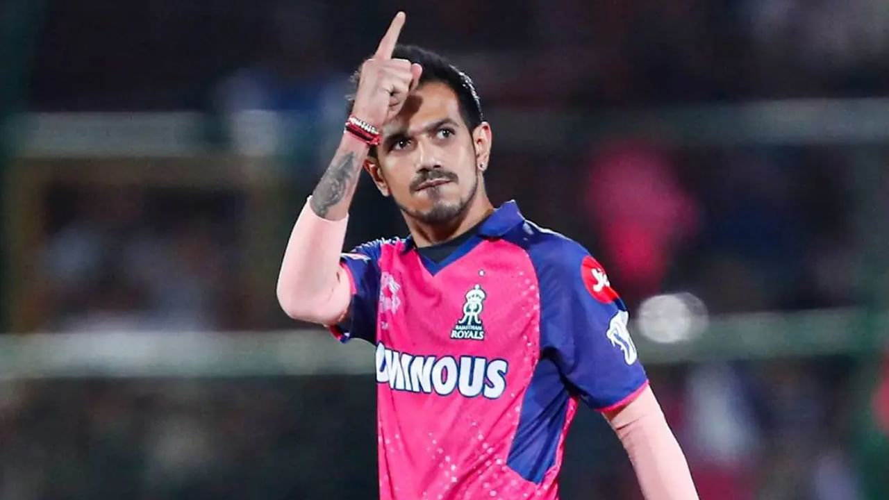 యుజ్వేంద్ర చాహల్: ఐపీఎల్ చరిత్రలో అత్యధిక వికెట్లు తీసిన రికార్డు యుజ్వేంద్ర చాహల్ పేరిట ఉంది. చాహల్ ఇప్పటివరకు 160 మ్యాచ్‌ల్లో 205 వికెట్లు పడగొట్టాడు. దీంతో, ఐపీఎల్‌లో 200 వికెట్లు తీసిన ఏకైక బౌలర్‌గా నిలిచాడు. అలాగే, చాహల్ ఈ ఎడిషన్‌లో పంజాబ్ కింగ్స్ తరపున ఆడనున్నాడు, గతంలో రాజస్థాన్, బెంగళూరు, ముంబైలకు ప్రాతినిధ్యం వహించాడు. 