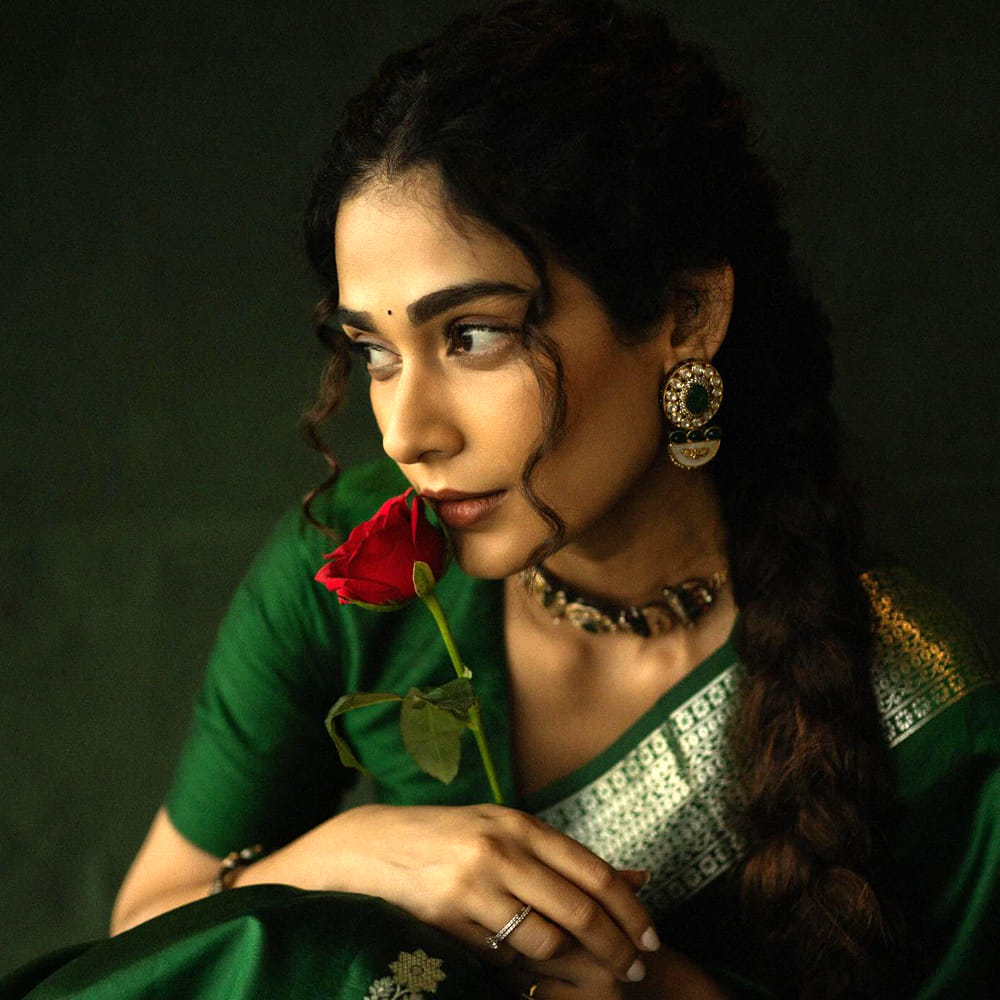 ఆకాంక్ష 2012లో "నా బోలె తుం నా మైనే కుచ్ కహా" హిందీ ధారావాహికలో విధవ తల్లిగా నటించి తెరంగేట్రం చేసింది. ఆ తర్వాత "గుల్మొహర్ గ్రాండ్"లో కీలక పాత్రలో కనిపించింది. 2022లో "రంగ్‌బాజ్: డర్ కీ రాజనీతి" , "మీట్ క్యూట్" వంటి ధారావాహికలలో నటించింది.