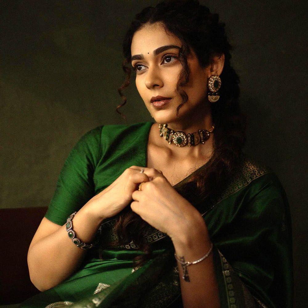  ఆకాంక్ష ఫిజియోథెరపీలో విద్యను అభ్యసించింది. ఆమె చిన్ననాటి స్నేహితుడు కునాల్ సైన్‌ను వివాహం చేసుకుంది.  ఆకాంక్ష సింగ్ గురించి 2022 తర్వాత కొత్త ప్రాజెక్టులకు సైన్ చేయలేదు. అయితే, ఆమె సోషల్ మీడియాలో చురుకుగా ఉంటూ అభిమానులను ఆకట్టుకుంటుంది. 