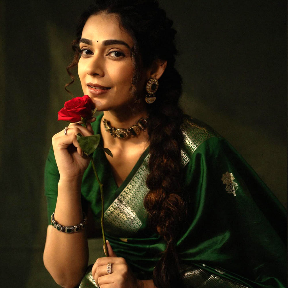 తాజాగా ఈ అమ్మడు షేర్ చేసిన ఫోటోలు అభిమానులను ఆకట్టుకుంటున్నాయి. ఈ బ్యూటీ ట్రెడిషనల్ డ్రస్ లో అదరగొట్టింది. నెటిజన్స్ ఈ ఫోటోలకు క్రేజీ కామెంట్స్ చేస్తున్నారు. 