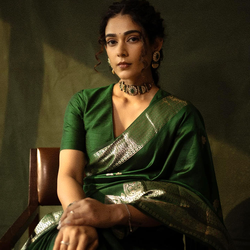 ఆకాంక్ష సింగ్ కేవలం నటి మాత్రమే కాదు..  గాయని, రచయిత్రి, ఫిజియోథెరపిస్ట్‌ కూడా...  ఈ ముద్దుగుమ్మ రాజస్థాన్‌లోని జైపూర్‌లో జన్మించింది.  నాటక రంగంలో కెరీర్‌ను ప్రారంభించి, సుమారు పది నాటకాలలో నటించింది. ఆమె తల్లి కూడా నాటక నటి.