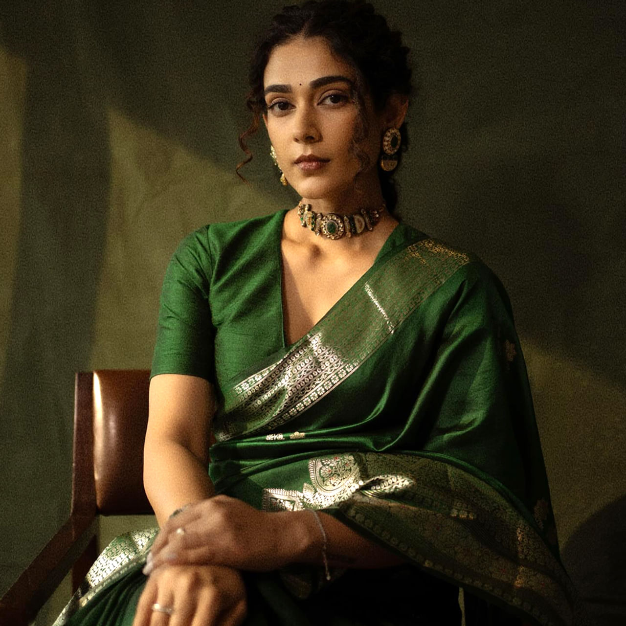 ఆకాంక్ష సింగ్ కేవలం నటి మాత్రమే కాదు..  గాయని, రచయిత్రి, ఫిజియోథెరపిస్ట్‌ కూడా...  ఈ ముద్దుగుమ్మ రాజస్థాన్‌లోని జైపూర్‌లో జన్మించింది.  నాటక రంగంలో కెరీర్‌ను ప్రారంభించి, సుమారు పది నాటకాలలో నటించింది. ఆమె తల్లి కూడా నాటక నటి.