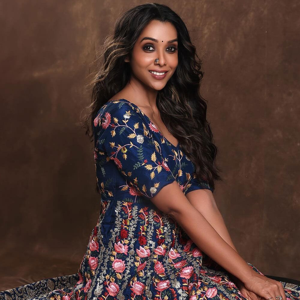 ఎందుకంటే అలా అడిగితే పొరపాటున జరిగిందని చెబుతాడని.. అప్పుడు అతడిని తిట్టలేనని.. కానీ తర్వాతి టేక్ లో ఇలా జరగకూడదని గట్టిగా చెప్పానని తెలిపింది. 