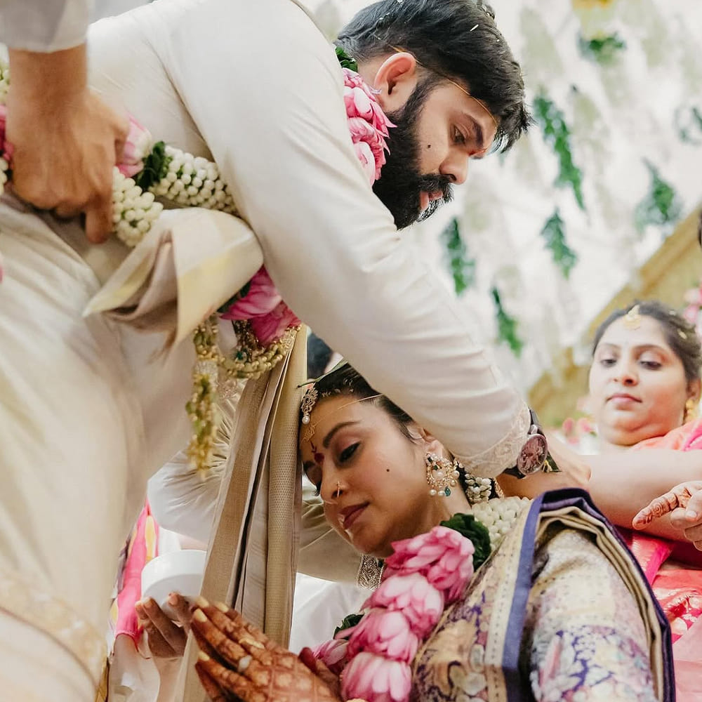 టాలీవుడ్ నటి అభినయ వివాహ బంధంలోకి అడుగుపెట్టారు. హైదరాబాద్ కు చెందిన వి.కార్తిక్ అలియాస్ సన్నీ వర్మతో ఆమె ఏడడుగులు వేశారు. వీరిద్దరి వివాహం జూబ్లీహిల్స్ లోని జె.ఆర్.సి కన్వెన్షన్ సెంటల్ లో ఘనంగా జరిగింది.