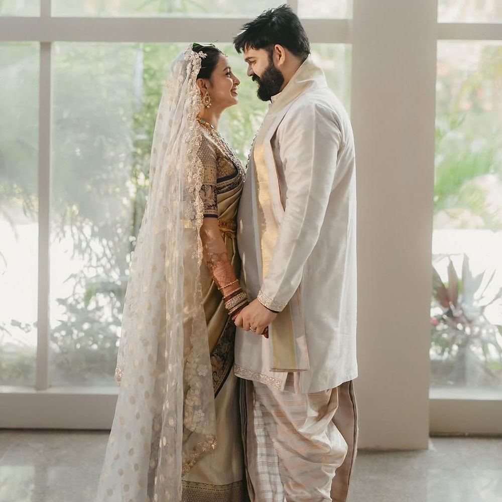 ఇటీవల మలయాళంలో ఆమె నటించిన పని సినిమా భారీ విజయాన్ని అందుకున్న సంగతి తెలిసిందే. ఇదిలా ఉంటే... తాజాగా తన ఫెళ్లి ఫోటోస్ ఇన్ స్టాలో షేర్ చేసింది అభినయ. దీంతో కొత్త జంటకు శుభాకాంక్షలు తెలుపుతున్నారు ఫ్యాన్స్. 