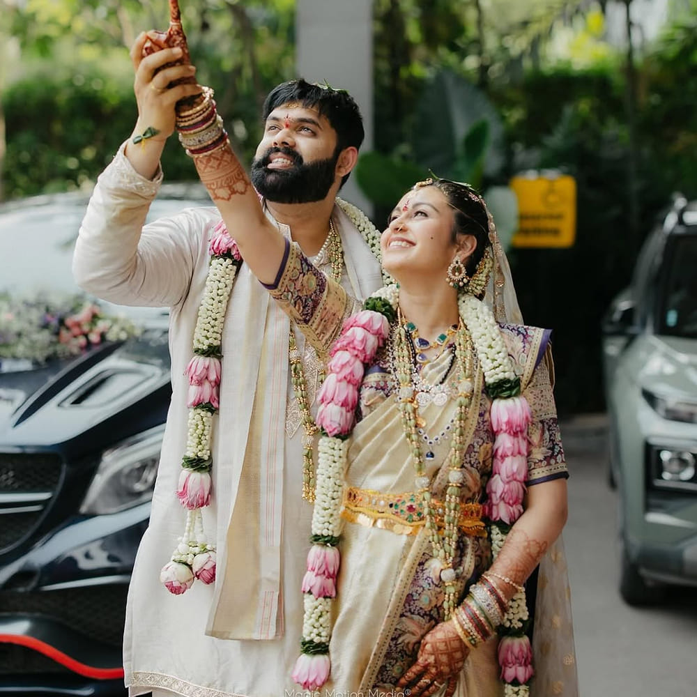 ఈనెల 20న రిసెప్షన్ నిర్వహించనున్నారు. ఈ వేడుకు సౌత్ ఇండస్ట్రీలోని స్టార్స్ హాజరుకానున్నట్లు తెలుస్తోంది. మార్చి 9న వీరిద్దరి నిశ్చితార్థం సంప్రదాయ పద్దతిలో ఇరు కుటుంబసభ్యుల సమక్షంలో జరిగిన సంగతి తెలిసిందే. 