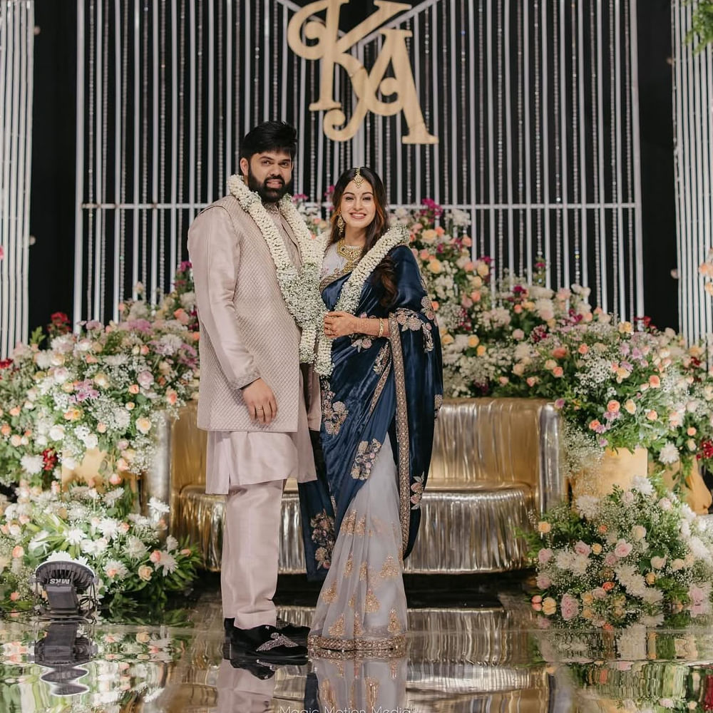 తాజాగా వీరిద్దరి రిసెప్షన్ వేడుక గ్రాండ్ గా జరిగినట్లు తెలుస్తోంది. ఇందుకు సంబంధించిన ఫోటోలను అభినయ తన ఇన్ స్టాలో షేర్ చేశారు. 2008లో అభినయ రవితేజ నటించిన నేనింతే సినిమాతో సినీరంగంలోకి అడుగుపెట్టారు. 