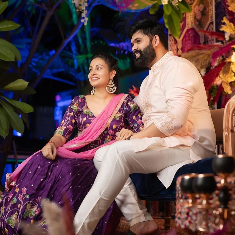 ప్రస్తుతం ఇరు కుటుంబాలు పెళ్లి సంబరాల్లో మునిగిపోయారు. కొన్ని రోజుల క్రితం తన స్నేహితులకు బ్యాచిలర్ పార్టీ ఇచ్చింది. ఇదిలా ఉంటే..మరికొన్ని గంటల్లోనే మూడు ముళ్ల బంధంలోకి అడుగుపెట్టనున్న అభినయ.. తాజాగా తన పెళ్లి వేడుకల ఫోటోస్ షేర్ చేసింది.