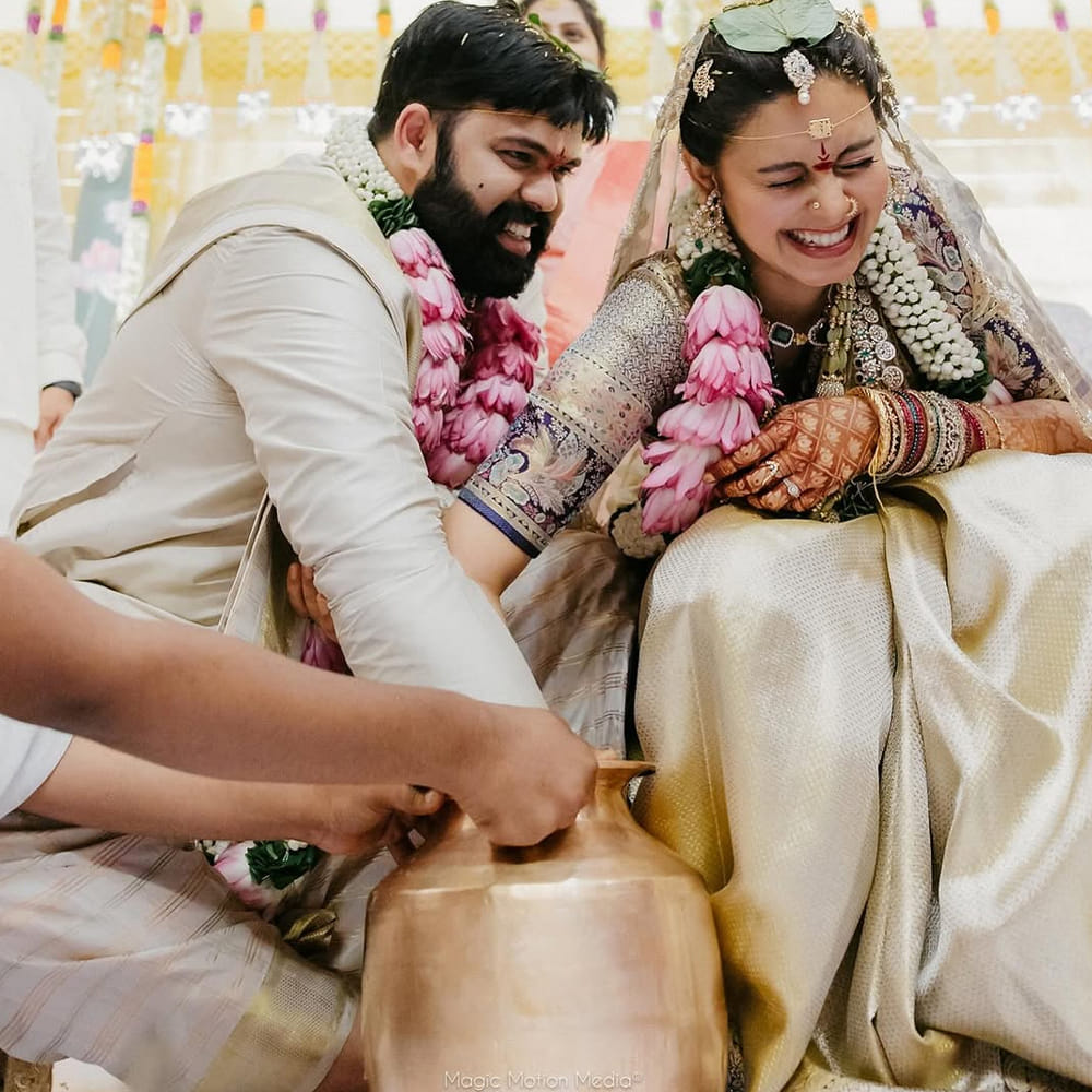 నిశ్చితార్థం ఫోటోస్ షేర్ చేస్తూ క్లారిటీ ఇచ్చింది అభినయ. తెలుగులో అభినయకు మంచి ఫాలోయింగ్ ఉందన్న సంగతి తెలిసిందే. రవితేజ నటించిన నేనింతే సినిమాతో తెలుగు తెరకు పరిచయమైంది ఈ ముద్దుగుమ్మ. 