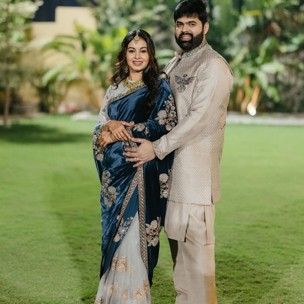 ఇటీవల మలయాళం పని సినిమాతో సూపర్ హిట్ అందుకుంది అభినయ. అయితే కొద్దిరోజుల క్రితం ఆమె విశాల్ సరసన మార్క్ ఆంటోని చిత్రంలో నటించిన సంగతి తెలిసిందే. ఆ సమయంలో వీరిద్దరు ప్రేమలో ఉన్నారంటూ కామెంట్స్ వచ్చాయి. 