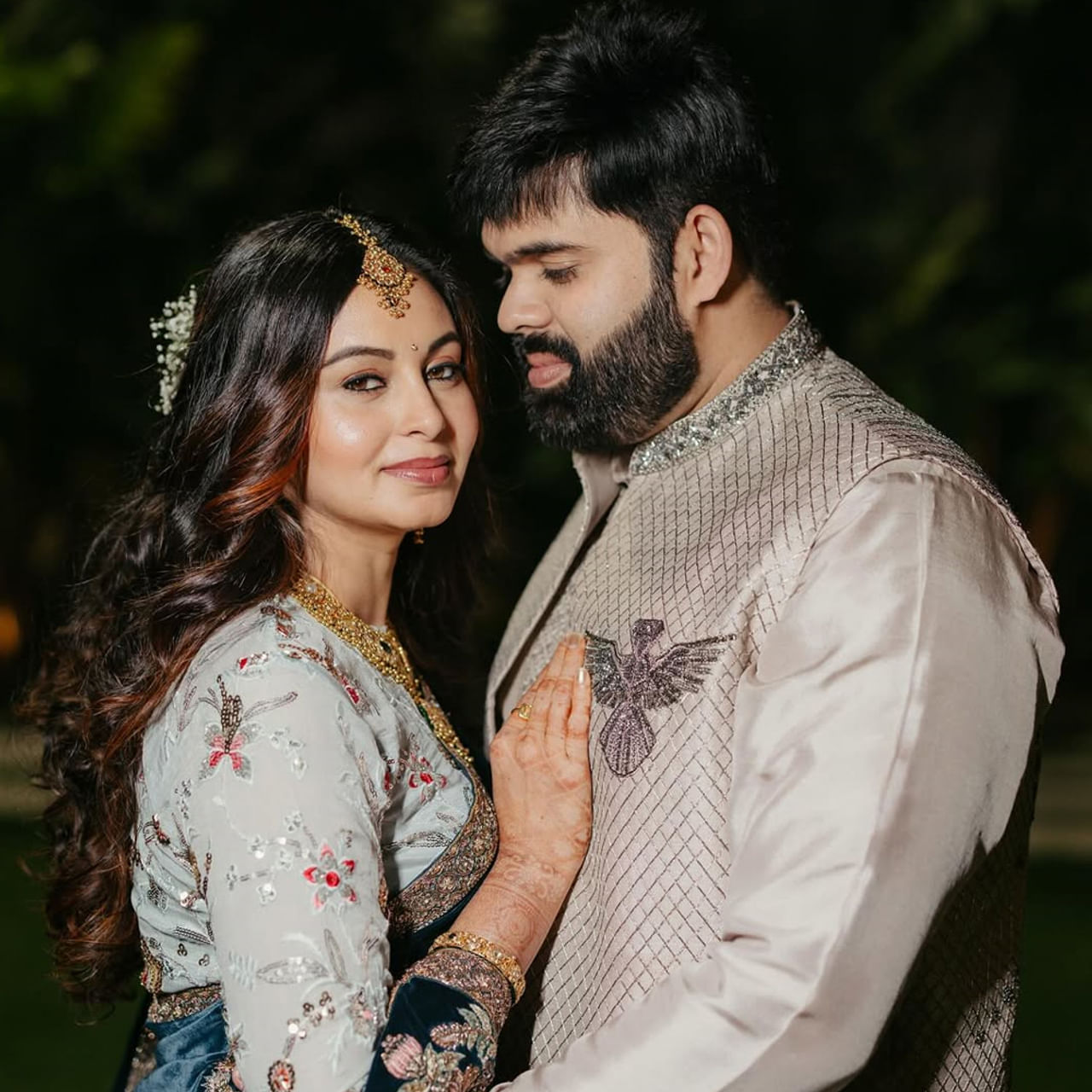 టాలీవుడ్ నటి అభినయ వివాహ బంధంలోకి అడుగుపెట్టిన సంగతి తెలిసిందే. ఆమె చిరకాల ప్రియుడుు హైదారాబాద్ కు చెందిన వేగేశ్న కార్తీక్ అలియాస్ ఏడడుగులు వేశారు. జూబ్లీహిల్స్ లోని జేఆర్సీ కన్వెన్షన్ సెంటర్ లో వీరి వేడుక జరిగింది. 