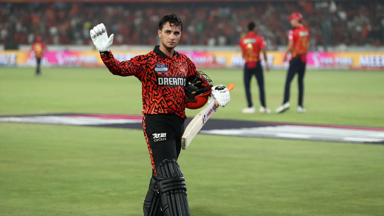 అభిషేక్ శర్మ 19 బంతుల్లో ఫాస్టెస్ట్ ఫిఫ్టీ చేయడంతో మూడో అత్యంత వేగవంతమైన ఫిఫ్టీ సాధించిన SRH బ్యాటర్గా నిలిచాడు అలాగే 20 కంటే తక్కువ బంతుల్లో ఫిఫ్టీ(3)లు సాధించిన బ్యాటర్గా అభిషేక్ శర్మ నిలిచాడు.