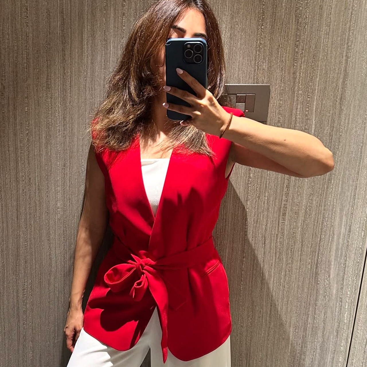 సినిమా ఇండస్ట్రీలో చాలా మంది స్టార్ కిడ్స్ ఎంట్రీ ఇచ్చారు. అలాగే కొంతమంది హీరోల బందువులు, హీరోయిన్స్ సిస్టర్స్ తమ అదృష్టాన్ని పరీక్షించుకున్నారు. పైన కనిపిస్తున్న నటి ఎవరో గుర్తుపట్టారా.? ఆమె ఓ స్టార్ హీరోయిన్ చెల్లెలు. తొలి సినిమాతోనే మంచి గుర్తింపు తెచ్చుకుంది. 