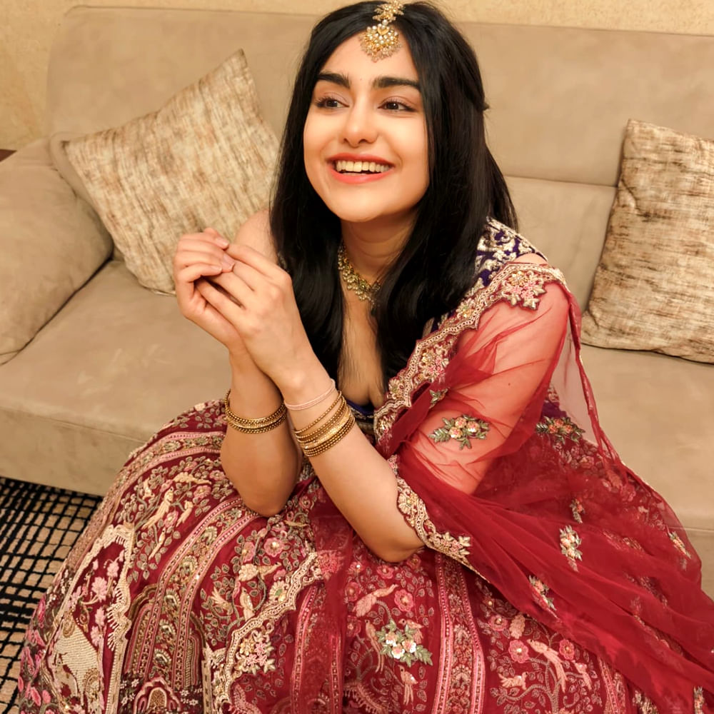 2008లో హిందీ హారర్ సినిమా 1920తో నటనలోకి అడుగుపెట్టింది, ఈ సినిమా మంచి హిట్ అయ్యింది. అదా శర్మ నటనకు ఫిల్మ్‌ఫేర్ ఉత్తమ ఫీమేల్ డెబ్యూ నామినేషన్ వచ్చింది. తెలుగులో హార్ట్ అటాక్ (2014), సన్నాఫ్ సత్యమూర్తి (2015), క్షణం (2016) వంటి సినిమాలతో విజయాలు సాధించింది.