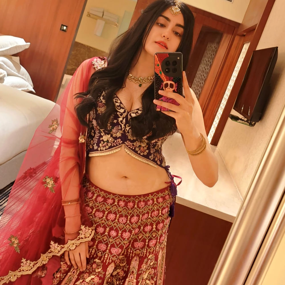 ప్రస్తుతం సినిమాలు , వెబ్ సిరీస్ ల్లో నటిస్తూ అలరిస్తుంది ఈ చిన్నది. అలాగే సోషల్ మీడియాలోనూ తన అందాలతో కవ్విస్తుంది ఈ చిన్నది. తాజాగా ఈ బ్యూటీ షేర్ చేసిన ఫోటోలు వైరల్ గా మారాయి. ఈ ఫోటోల పై మీరూ ఓ లుక్కేయండి. 