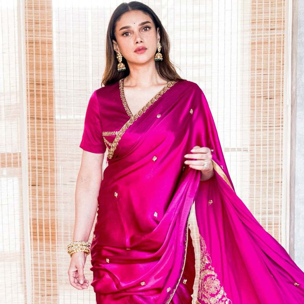 ఇటీవలే టాలీవుడ్ సిద్ధార్థ్ ను పెళ్లి చేసుకుని వైవాహిక జీవితంలోకి అడుగుపెట్టింది. మహా సముద్రం సినిమాలో సిద్దార్థ్, అదితి రావు హైదరీ కలిసి నటించారు. ఆ సమయంలో ఏర్పడిన పరిచయం కాస్త ప్రేమగా మారింది. ఇరు కుటుంబాల సమక్షంలో పెళ్లి చేసుకున్నారు. 