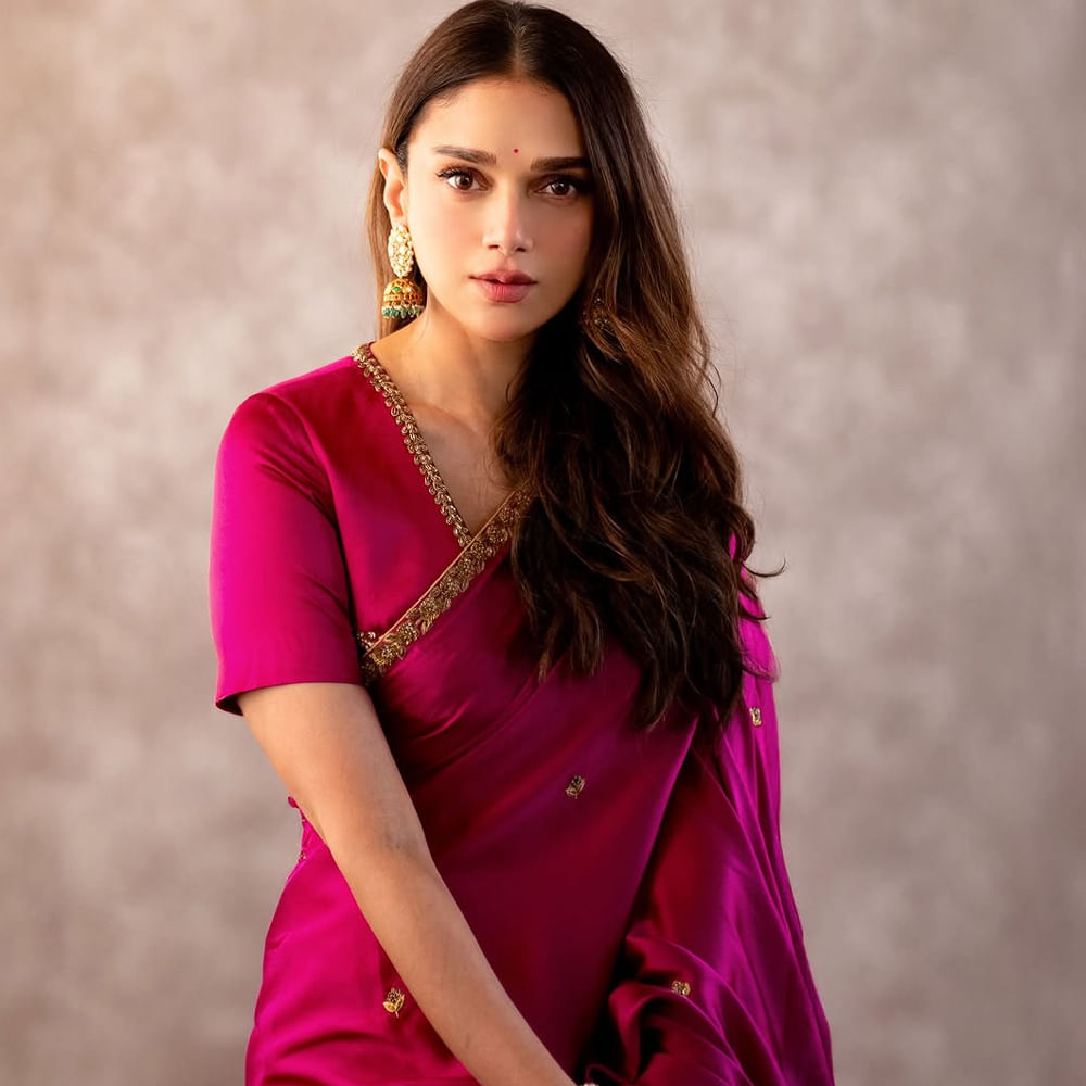 అందం, అభినయంతో ప్రేక్షకులను కట్టిపడేసింది. రోటిన్ స్టోరీస్ కాకుండా విభిన్నమైన కథలను ఎంచుకుంటూ కథానాయికగా తనకంటూ మంచి గుర్తింపు తెచ్చుకుంది. తెలుగు, తమిళం, హిందీ భాషలలో వరుస సినిమాల్లో నటిస్తూ భారీగా ఫాలోయింగ్ సంపాదించుకుంది. 