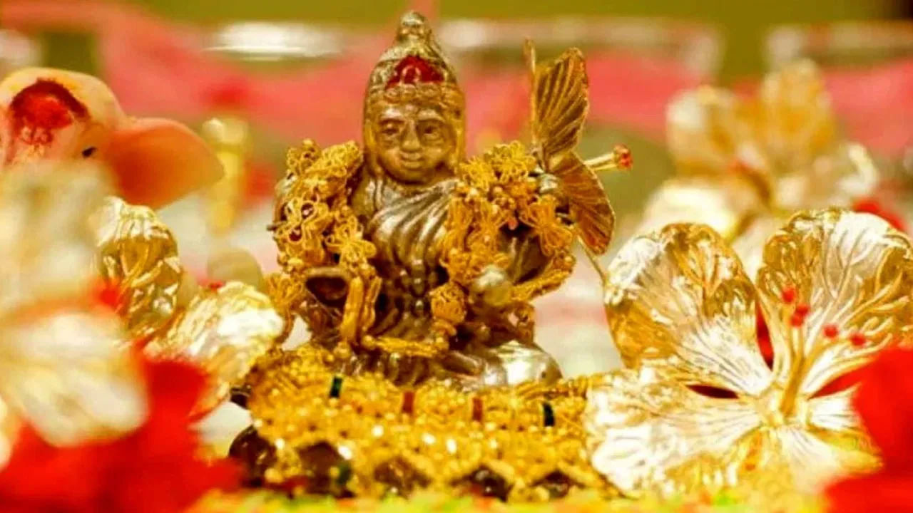 ఇక అక్షయ తృతీయ శ్రీమహావిష్ణువుకు, లక్ష్మీదేవికి చాలా ఇష్టమైన రోజు. అందుకే ఈ రోజు ప్రతి ఒక్కరూ బ్రహ్మముహుర్తంలోనే నిద్రలేచి, ఇంటిని శుభ్రం చేసుకొని, దీపారాధన చేయాలి అంటారు. లేకపోతే లక్ష్మీదేవికి ఆగ్రహం వస్తుందంట.