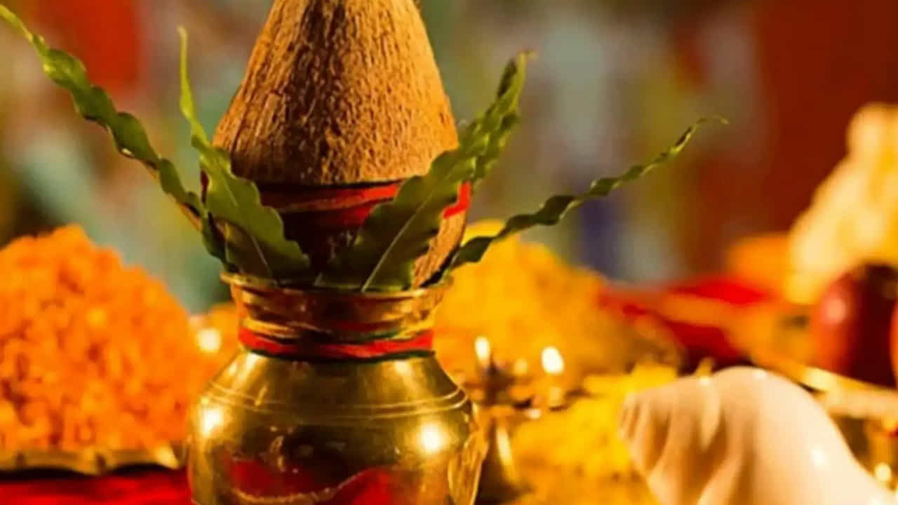 అక్షయ తృతీయ రోజున ఒకవైపు కొబ్బరికాయ, దక్షిణావర్తి శంఖం, శివలింగాన్ని కొనుగోలు చేసి ఇంటికి తీసుకురావడాన్ని శుభప్రదంగా పరిగణిస్తారు. ఈ రోజున మీరు చేసే పూజలు, వ్రతాలు, ధ్యానాలు, అన్ని కూడా రెట్టింపు ఫలితాలను ఇస్తాయని పండితులు చెబుతున్నారు.