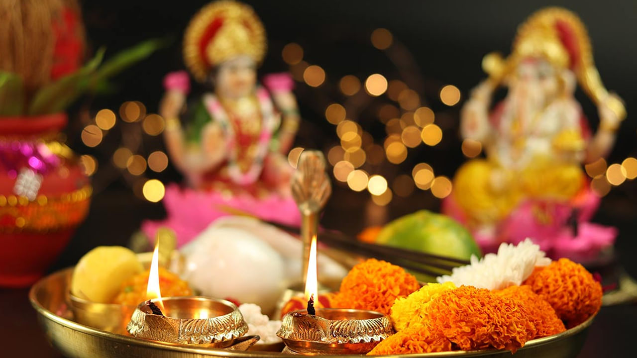 వెండిని పవిత్రమైన, స్వచ్ఛమైన లోహంగా చూస్తారు. లక్ష్మీ-గణేష్ నాణేలు లేదా పూజా పాత్రలు కొనడం వల్ల శుభ ఫలితాలు వస్తాయి.  రాగి లేదా ఇత్తడి పూజా వస్తువులు కూడా కొనుగోలు చేయవచ్చు. ఇంటి కోసం కొత్త కలశం, గంట లేదా దీపం కొనడం కూడా చాలా శుభప్రదం అంటున్నారు జ్యోతిశాస్త్ర నిపుణులు.