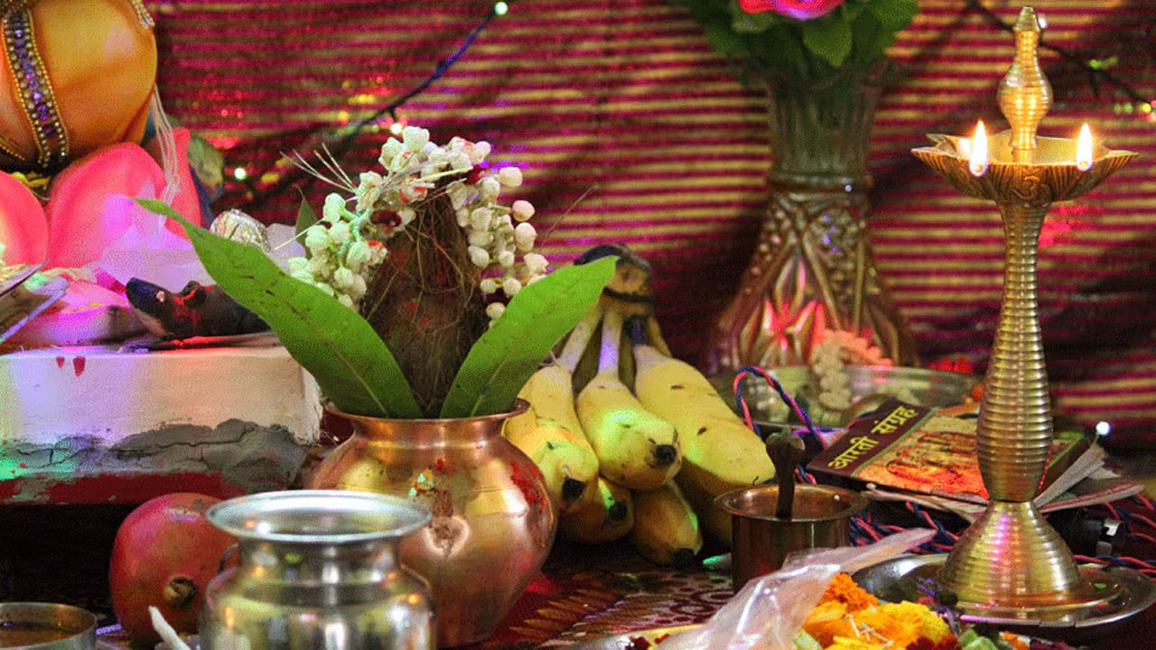 అక్షయ తృతీయ రోజున.. శంఖంను కొనుగోలుచేయటం కూడా మంచిదని జ్యోతిశాస్త్ర నిపుణులు చెబుతున్నారు. దీని నుంచి వెలువడే ధ్వని ఇంట్లోని నెగెటివ్ ఎనర్జీని దూరం చేస్తుందని చెబుతున్నారు. అంతే కాకుండా.. ఇంట్లో ధనాన్ని ఎప్పటికీ ఖాళీ కానివ్వదు అంటున్నారు. 