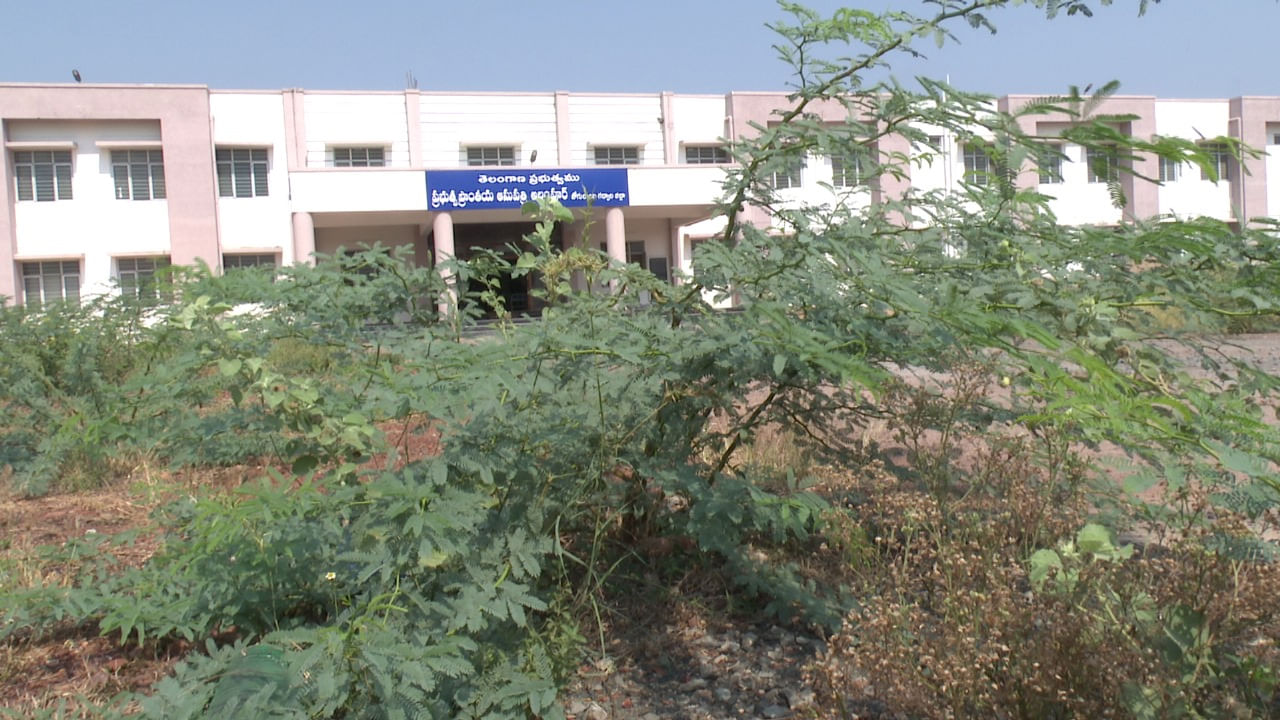 Alampur: ఇదో వంద పడకల ఆస్పత్రి..! కానీ, లోపలికి వెళ్లి చూస్తే మాత్రం..!