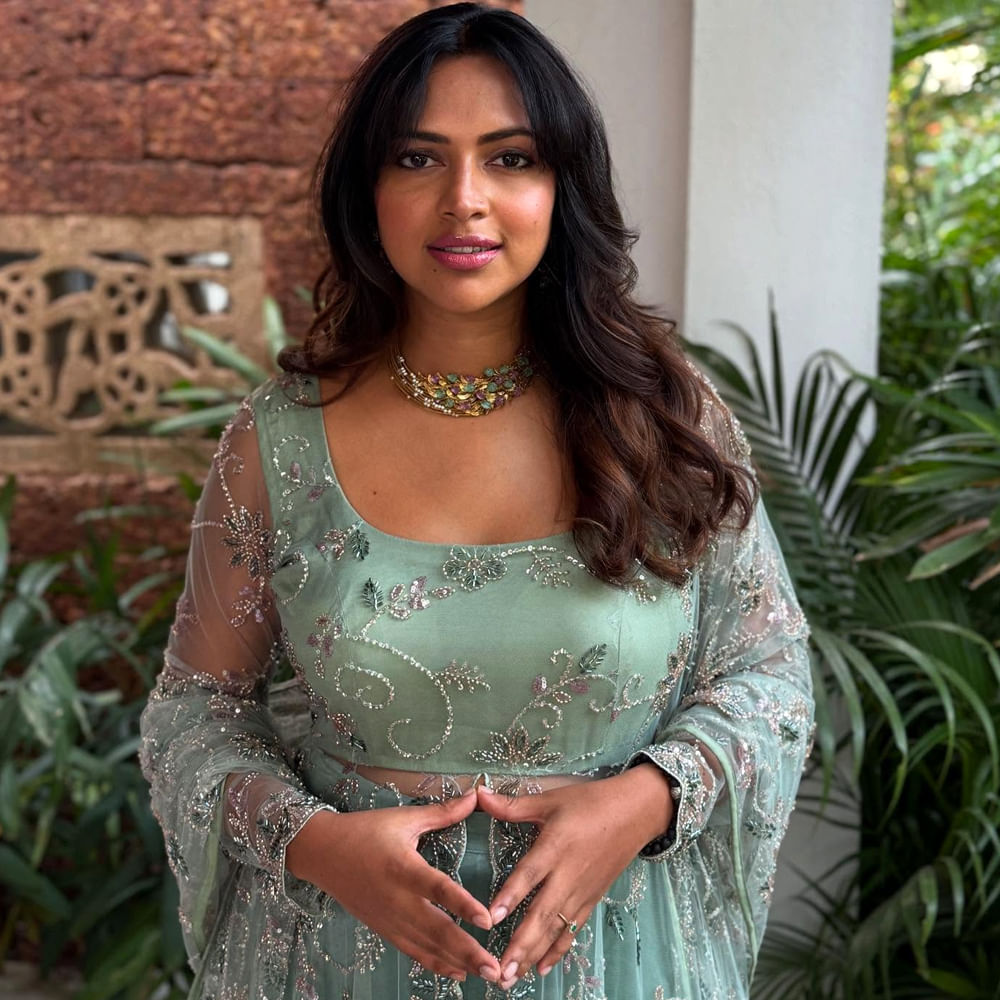 ఇద్దరమ్మాయిలతో, నాయక్, వంటి చిత్రాలతో ప్రేక్షకులను అలరించింది. ఈ ముద్దుగుమ్మ రన్ బేబీ రన్ (2012), ఒరు ఇండియన్ ప్రణయకథ (2013) చిత్రాలకు SIIMA అవార్డులు, మిలి (2015)కి ఫిల్మ్‌ఫేర్ క్రిటిక్స్ అవార్డు అందుకుంది.