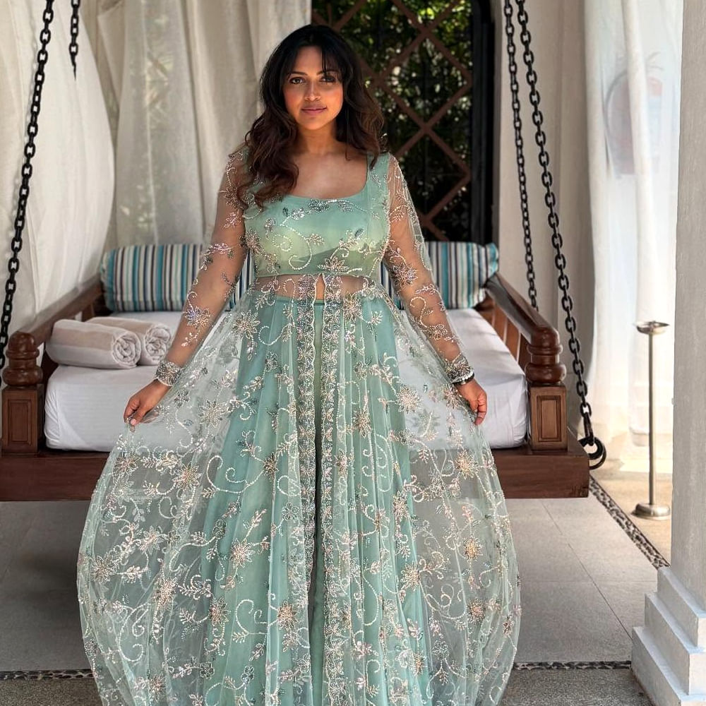 అమలా పాల్ సోషల్ మీడియాలో చురుకుగా ఉంటూ అభిమానులతో తన వ్యక్తిగత, వృత్తి జీవిత విశేషాలను పంచుకుంటుంది. 2024 అక్టోబర్‌లో తన 33వ పుట్టినరోజును బాలిలో జరుపుకుంది. ఆమె గ్లామర్, బోల్డ్ లుక్‌లతో నెటిజన్లను ఆకట్టుకుంటోంది. ప్రస్తుతం తల్లిగా, భార్యగా తన జీవితాన్ని ఆస్వాదిస్తూ సినిమాలకు తాత్కాలిక విరామం ఇచ్చింది.