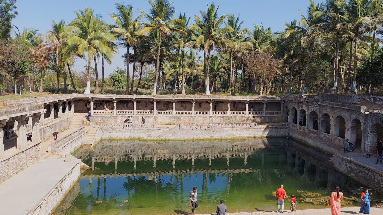 చాలా పురాతనమైన ఒక పెద్ద కోనేరు ఈ ఆలయంలో ఉంది. ఈ కోనేరు చుట్టూ పోర్టికోలు ఉన్నాయి.  ఒకప్పుడు యాత్రికులకు ఆశ్రయం కల్పించాయి.కోనేరు పరిసరాలు కొబ్బరి చెట్లతో నిండి ఉన్నాయి. ఆలయానికి ఎదురుగా ఒక మండపం ఉంది.