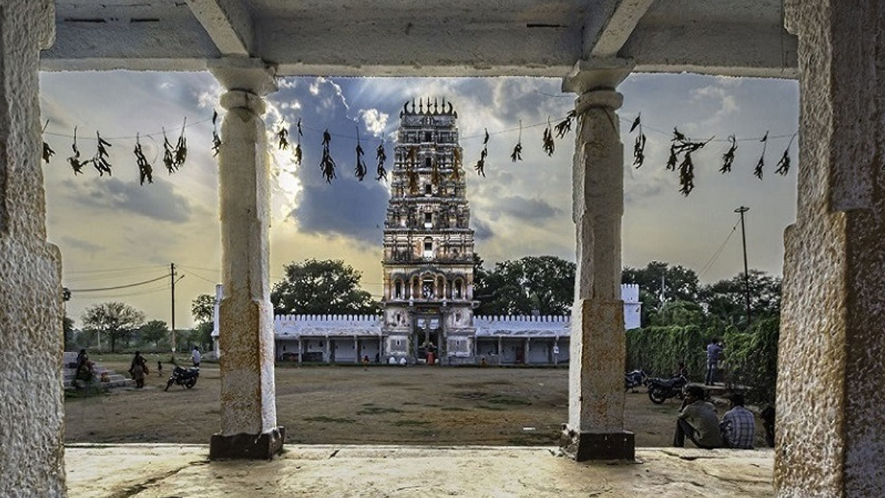 హైదరాబాద్ నగరం నుంచి మెహదీపట్నం ద్వారా ఆలయానికి చేరుకోవడానికి, శంషాబాద్ బేగంపేట జంక్షన్ వద్ద కుడి మలుపు తీసుకొని 5 కి.మీ. డ్రైవ్ చేయాలి. మీరు ORR తీసుకుంటే, శంషాబాద్ విమానాశ్రయం నిష్క్రమణ తీసుకొని, శంషాబాద్ పట్టణం వైపు వెళ్లి బస్ స్టాప్ జంక్షన్ వద్ద ఎడమ మలుపు తీసుకోవాలి. ఆలయం ప్రధాన రహదారికి దగ్గరగా ఎడమ వైపున ఉంది.