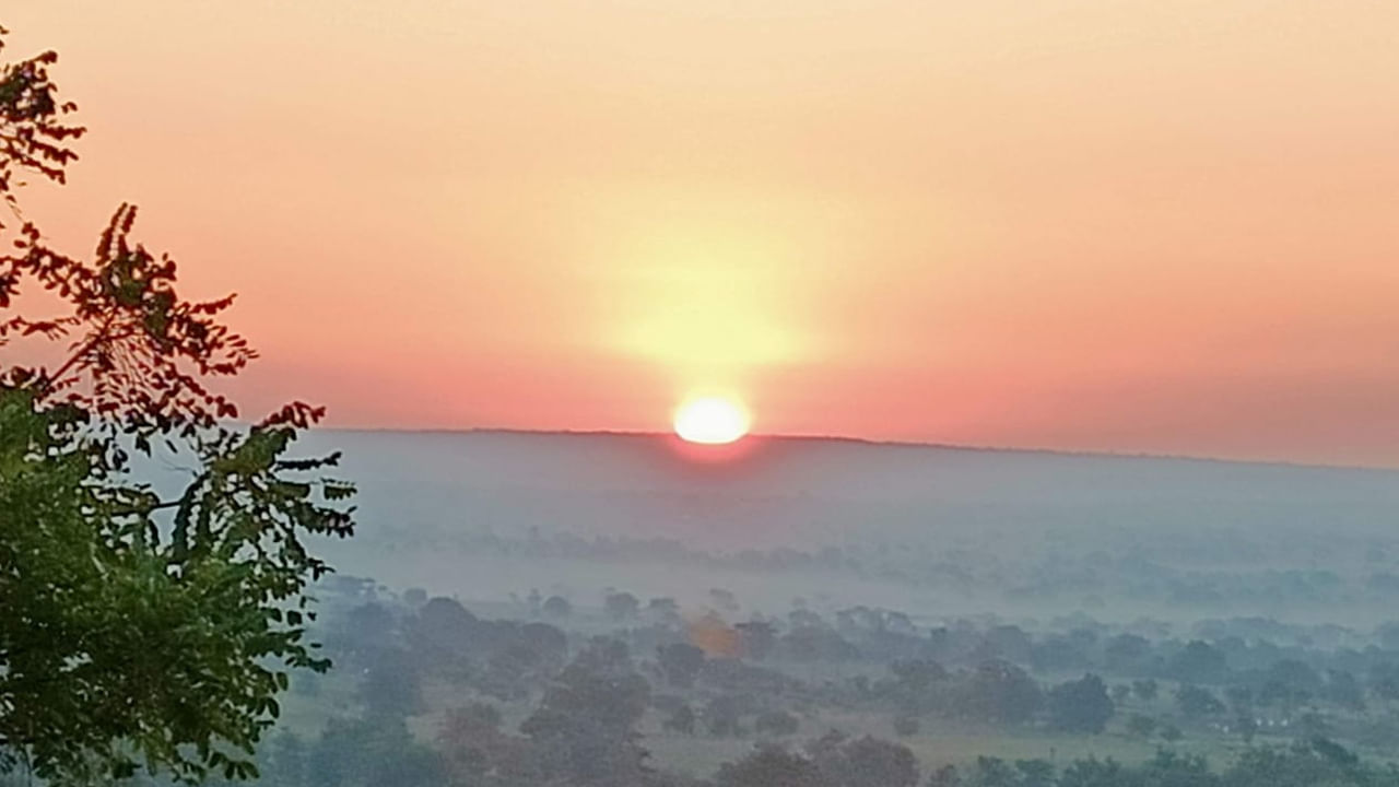 అయితే, ఈ అనంతగిరి కొండలకు ఆ శ్రీ మహా విష్ణువుకు దగ్గరి సంబంధం ఉందని పురాణాలు చెబుతున్నారు. తిరుమల కొండలతో పోల్చితే అనంతగిరి కొండలు చాలా చిన్నవి. తిరుమలలోని శేషాచల కొండ ఆదిశేషుని తలభాగమనీ, కర్నూలు జిల్లాలోగల అహోబిలం కొండలు మధ్యభాగమని, అనంతగిరి కొండ తోక భాగమని చెబుతుంటారు. ఇకపోతే, కొండలు, అడవి అందాల మధ్య 1300 సంవత్సరాల చరిత్ర గల 'అనంత పద్మ నాభస్వామి ఆలయం' అందరినీ ఆకర్షిస్తోంది.  