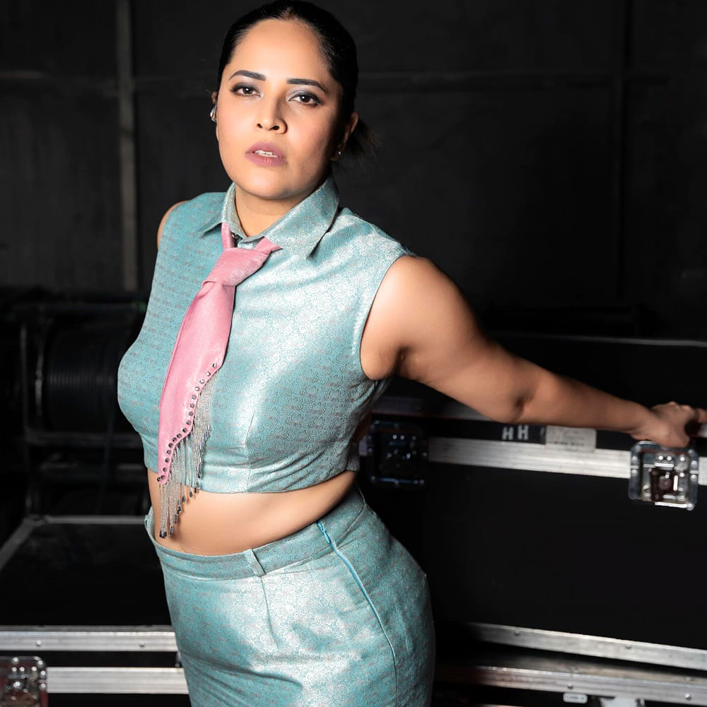 యాంకర్ గా ఎన్నో టీవీ షోల్లో కనిపించి ప్రేక్షకులను ఆకట్టుకున్న అనసూయ నటిగాను సత్తా చాటింది. అనసూయ అందం, అభినయం ప్రేక్షకులను ఆకట్టుకుంది. ఇప్పటికీ వరుసగా సినిమాల్లో నటిస్తూ ప్రేక్షకులను ఆకట్టుకుంటుంది. 