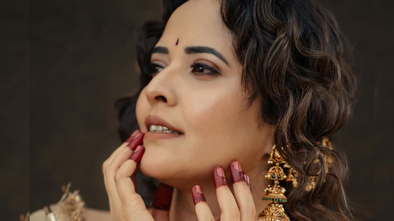 బ్యూటీ అనసూయ గురించి ఎంత చెప్పానా తక్కువే. వన్నే తగ్గని అందం, ఈ ముద్దుగుమ్మ సొంతం. జబర్దస్త్ ద్వారా మంచి ఫేమ్ సంపాదించిన ఈ చిన్నది తర్వాత సిల్వర్ స్క్రీన్ పైకి ఎంట్రీ ఇచ్చి తన నటనతో అందరినీ మెస్మరైజ్ చేస్తోంది.