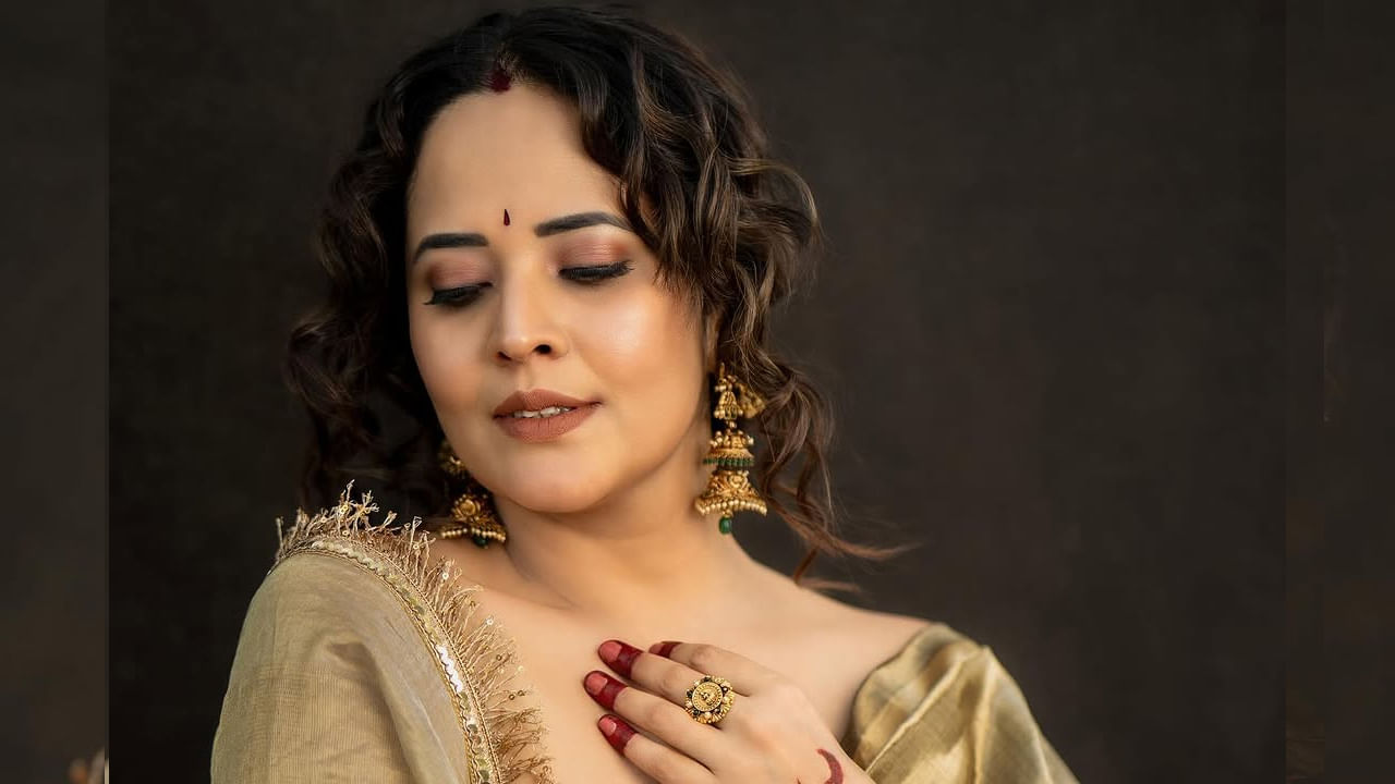 ఇక ఎప్పుడూ సోషల్ మీడియాలో చాలా యాక్టివ్ గా ఉండే ఈ బ్యూటీ ఎప్పుడూ తన లేటెస్ట్ ఫొటోస్ షేర్ చేస్తూ.. తన గ్లామర్ తో కుర్రకారును మాయచేస్తుంటుంది. తన అంద చందాలతో అందరినీ తన వైపుకు లాక్కుంటుంది.