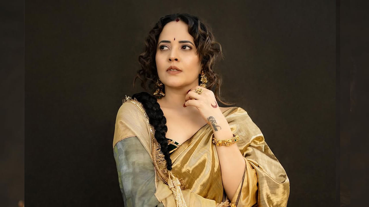 తాజాగా అనసూయ బంగారు వర్ణం చీరలో అందంగా రెడీ అయ్యి ఫొటోలకు ఫోజులిచ్చింది. ఇందులో ఈ అమ్మడు చూడటానికి చాలా బ్యూటిఫుల్ గా కనిపించడంతో, తన ఫ్యాన్స్ అచ్చం బాపుబొమ్మలా ఉన్నావంటూ కామెంట్స్ చేస్తున్నారు.