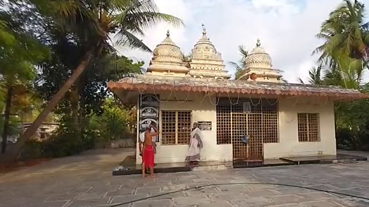 Pamarru: తెల్లారి ఆలయానికి వెళ్లిన పూజారి.. గర్భగుడిలో కనిపించిన సీన్ చూడగా