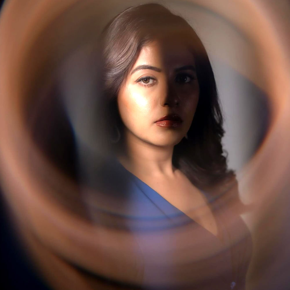 తమిళ్ లో వచ్చిన షాపింగ్ మాల్ సినిమాతో మంచి గుర్తింపు తెచ్చుకుంది ఈ చిన్నది. ఈ సినిమా తెలుగులో కూడా డబ్ అయ్యి హిట్ టాక్ తెచ్చుకుంది. షాపింగ్ మాల్ సినిమాలో తన నటనతో ప్రేక్షకుల దృష్టిని ఆకర్షించింది ఈ చిన్నది. ఆతర్వాత జర్నీ సినిమాతో మంచి గుర్తింపు తెచ్చుకుంది అంజలి.