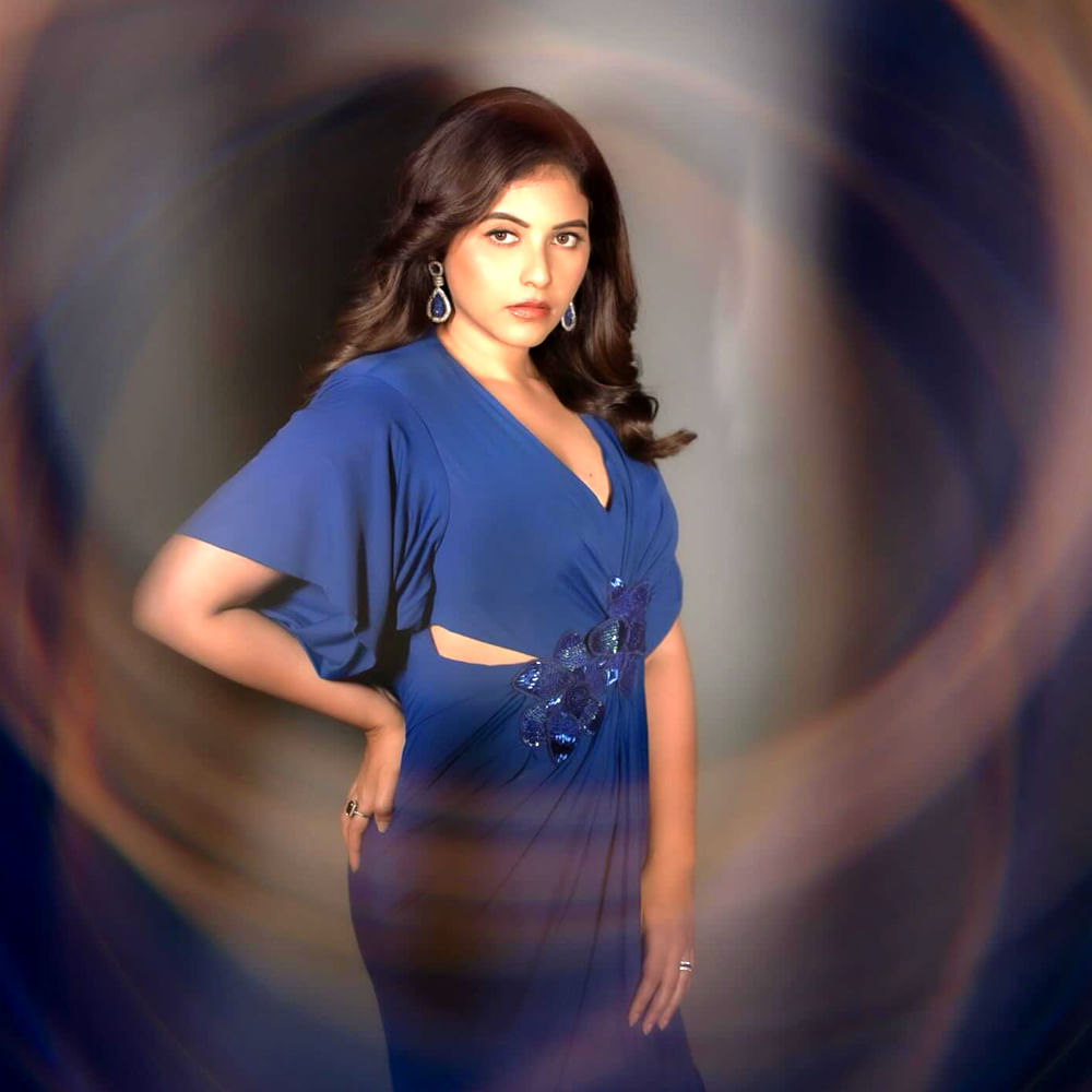 అలాగే హీరోయిన్ గా పలు సినిమాల్లో నటించింది అంజలి. సూపర్ స్టార్ మహేష్ బాబు, వెంకటేష్ కలిసి నటించిన సీతమ్మ వాకిట్లో సిరిమల్లె చెట్టు సినిమాతో అంజలి మంచి క్రేజ్ సొంతం చేసుకుంది. ఆతర్వాత ఈ అమ్మడుకి చెప్పుకోదగ్గ సినిమాలు రాలేదు. దాంతో కొన్ని సినిమాల్లో కీలక పాత్రలో నటించింది. 